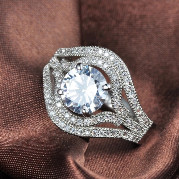 Jewelry - Gorgeous Luxury Crystal Ring. S8